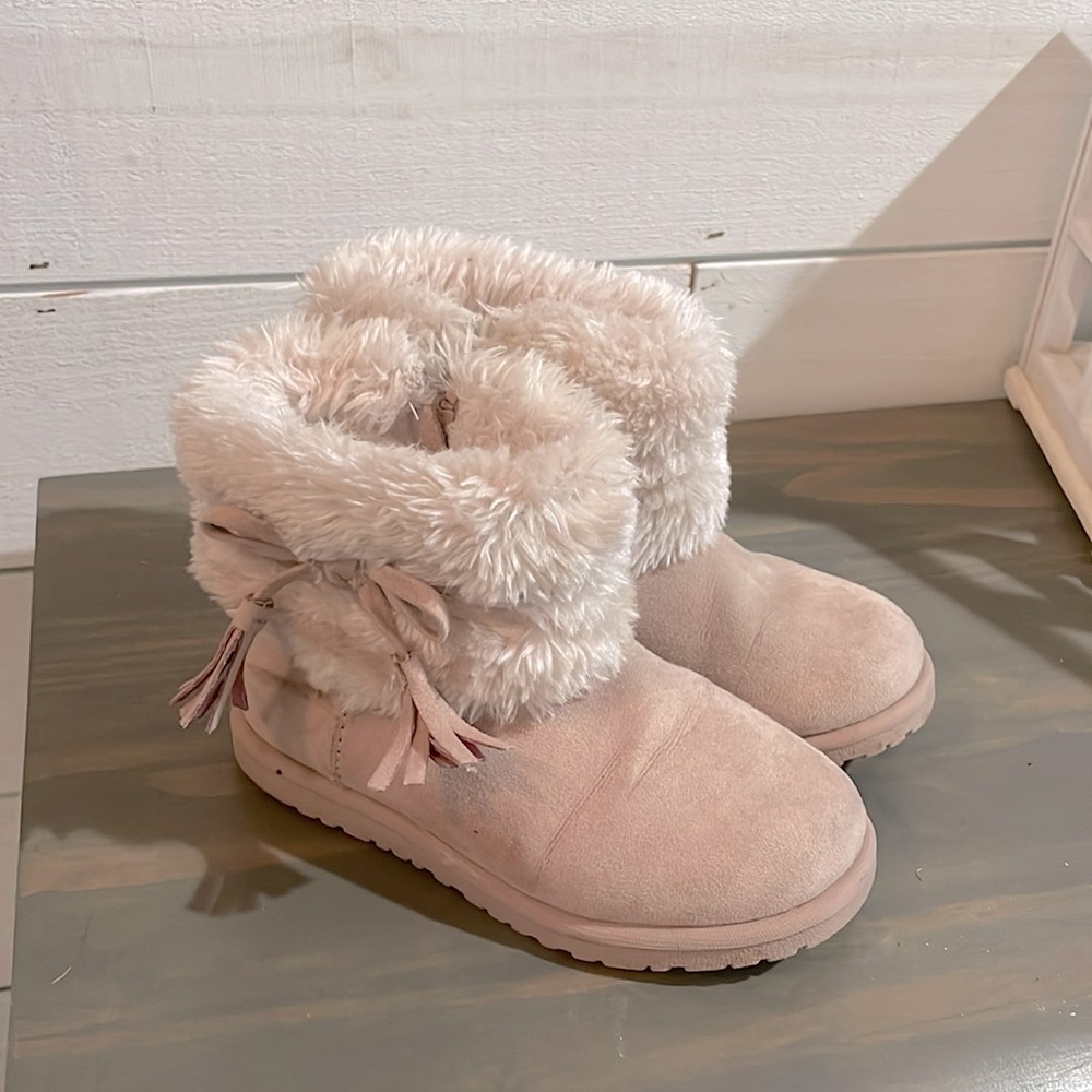 Light pink faux fur winter boots